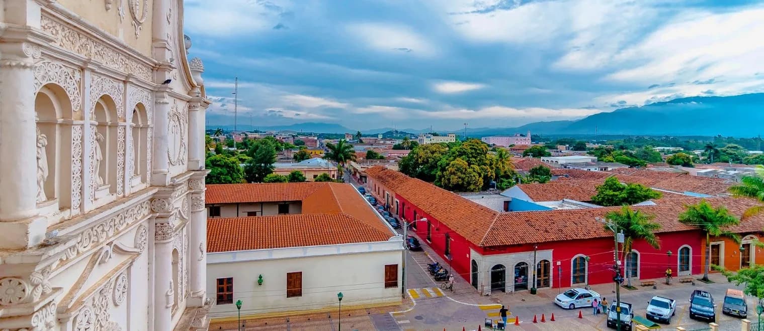 Costa hondureña al atardecer — panorama de inversión y desarrollo.